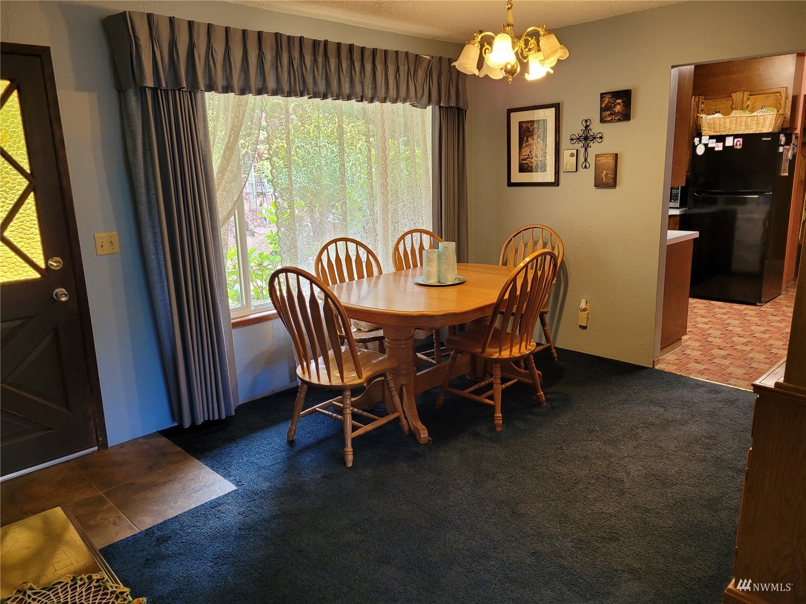 975 Logan Hill Road Chehalis, WA 98532 - Photo 3 of 20 a view of a dining room with furniture a chandelier and wooden floor