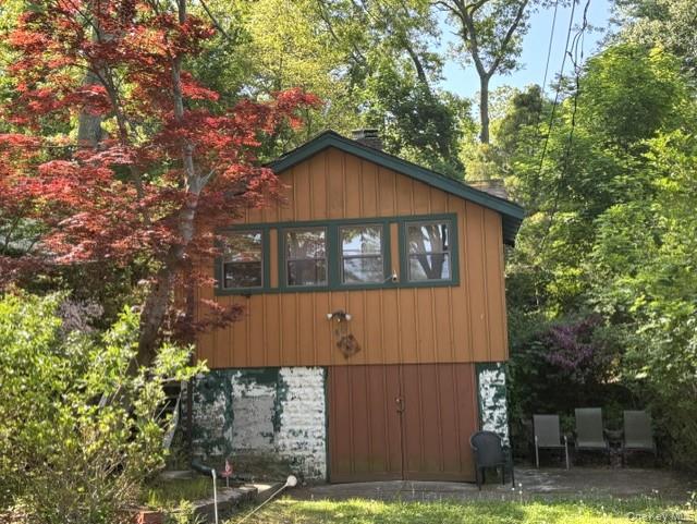 a view of front a house with a yard