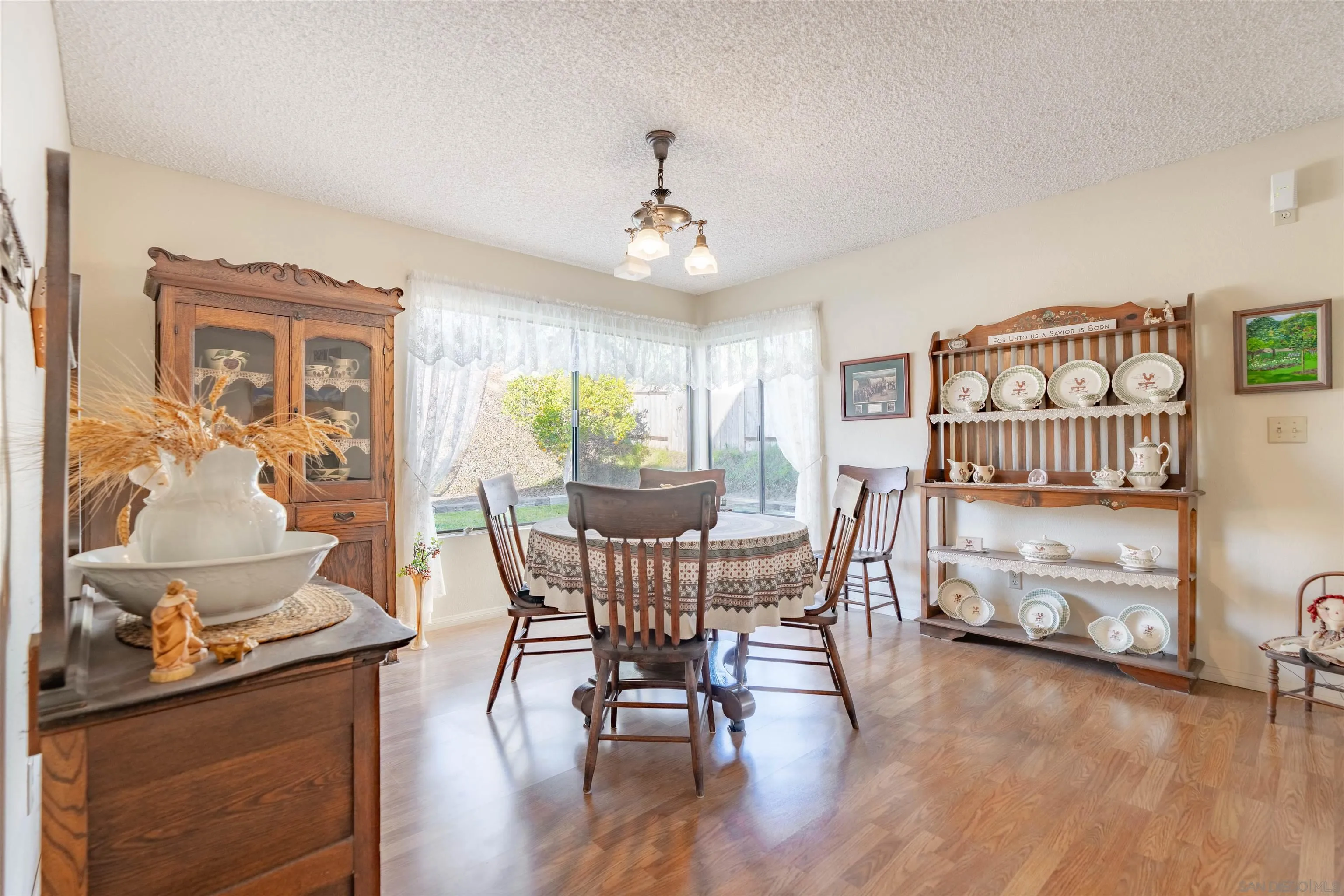 1440 Valleda Lane Encinitas, CA 92024 - Photo 14 of 54 a view of a livingroom with furniture window and wooden floor