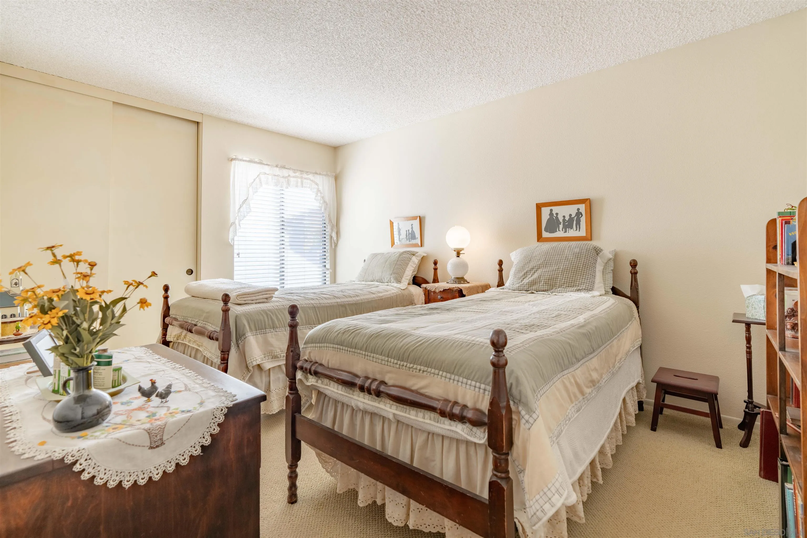 1440 Valleda Lane Encinitas, CA 92024 - Photo 33 of 54 a bedroom with two beds and a table