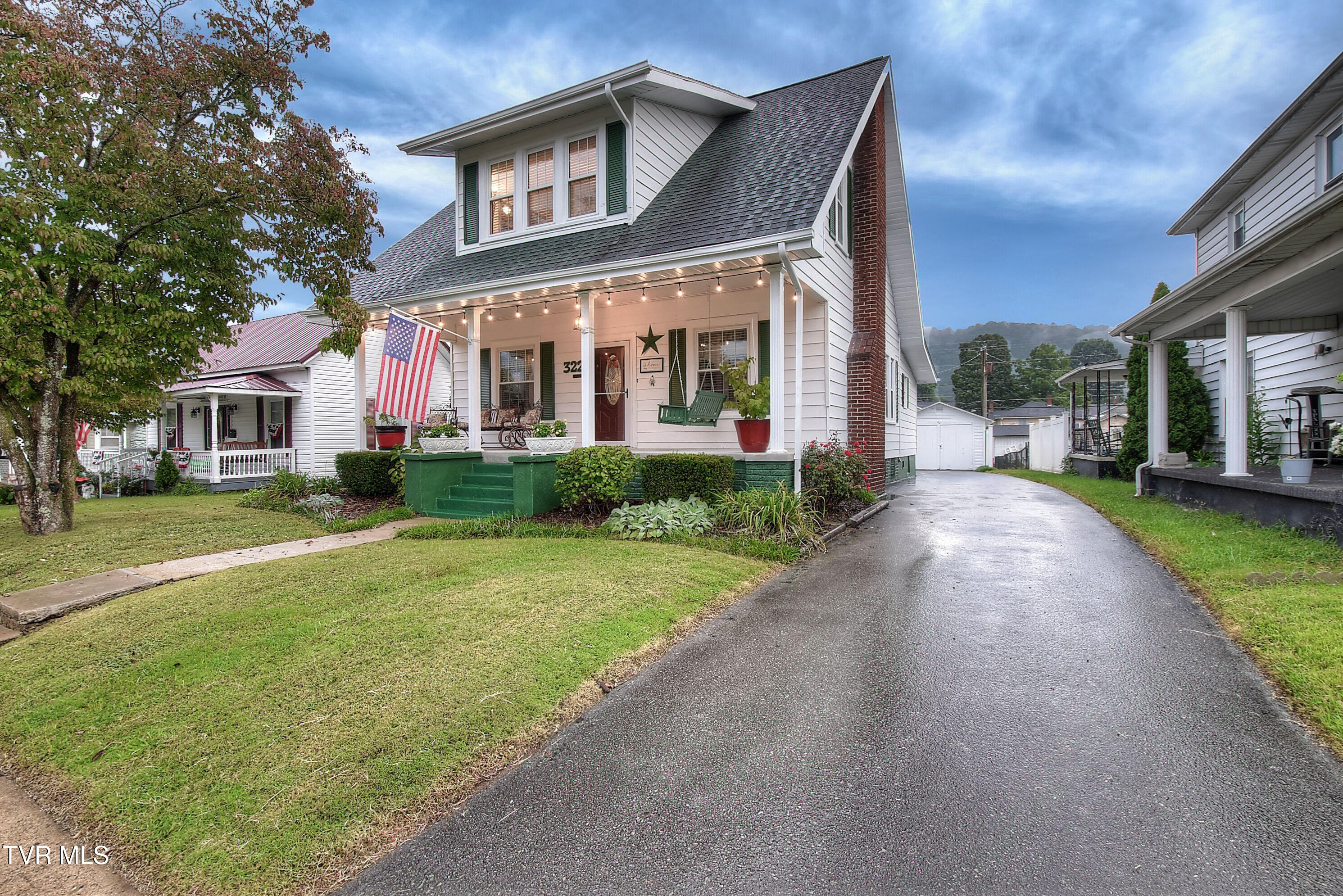 322 Carolina Avenue Erwin, TN 37650 - Photo 3 of 51 2