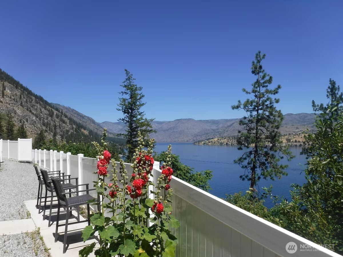 165 Granite Falls Road Chelan, WA 98816 - Photo 27 of 27 a view of a flower in a balcony