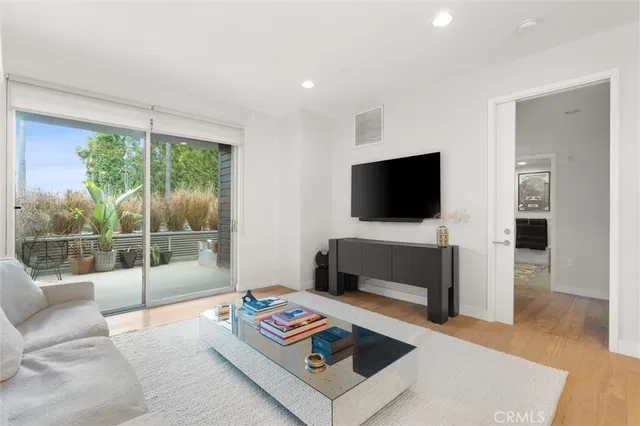 $719,995 | 6001 Carlton Way, Unit 102, Los Angeles, CA 90028