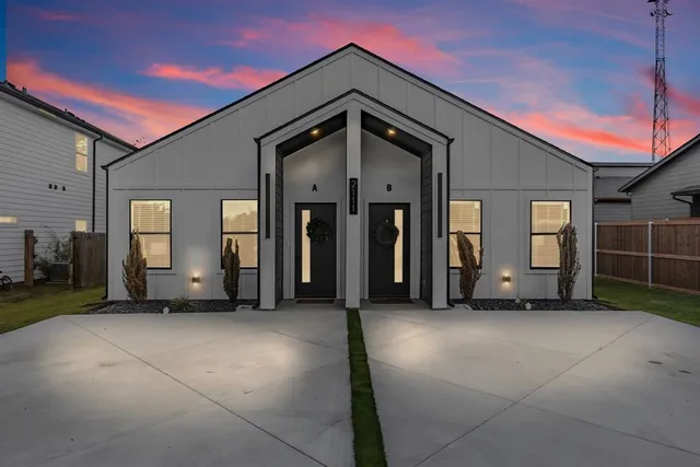 a view of an entrance of the house