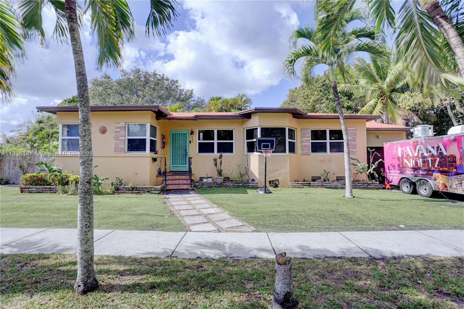 980 Southwest 15th Avenue Miami, FL 33135 - Photo 4 of 23 a front view of house with yard and green space