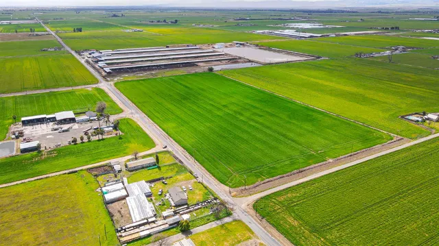 a view of an outdoor space