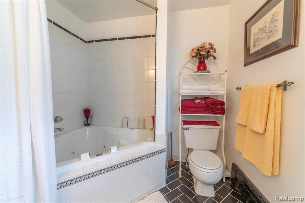 10633 Stark Road Livonia, MI 48150 - Photo 7 of 37