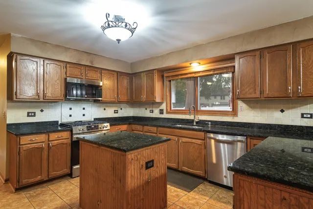 $565,000 | 591 Salceda Lane, Mundelein, IL 60060