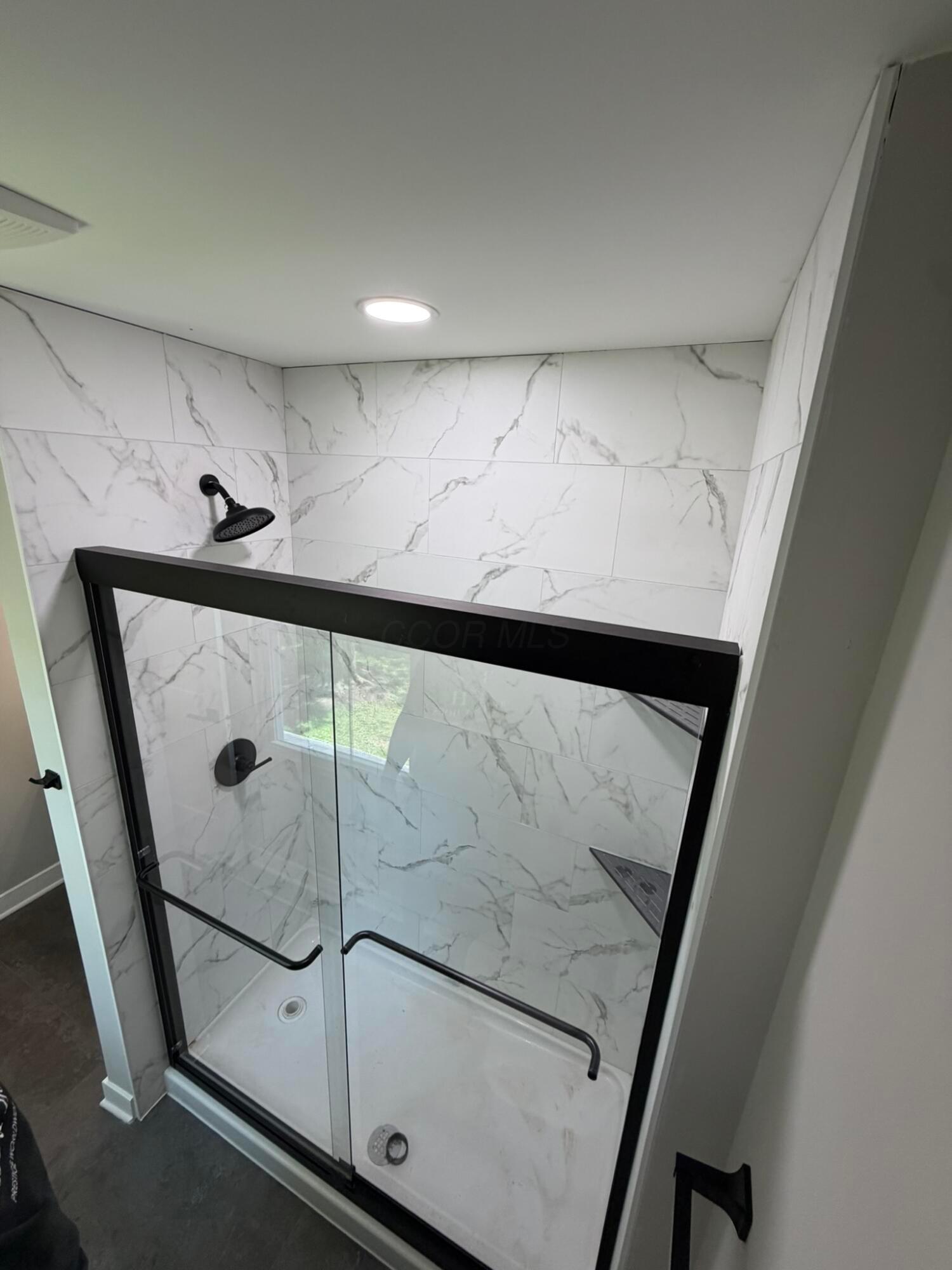 957 Old Farm Road Columbus, OH 43213 - Photo 24 of 35 Primary Bathroom