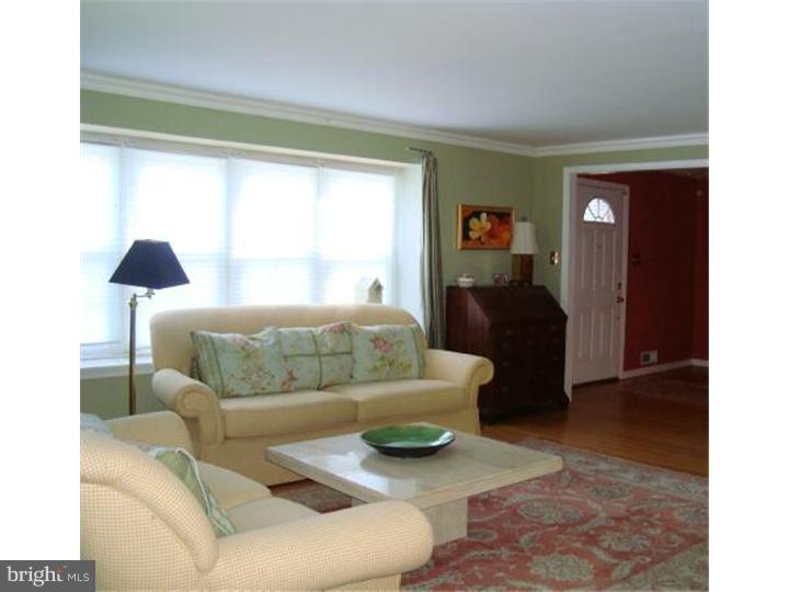 332 Bortons Mill Road Cherry Hill, NJ 08034 - Photo 2 of 25 Living Room
