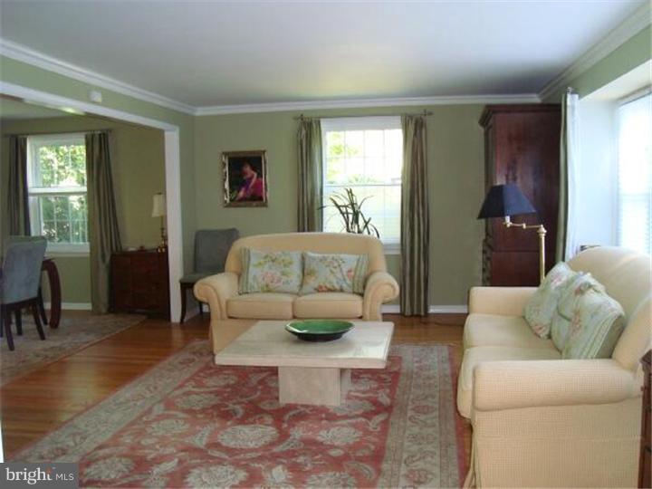 332 Bortons Mill Road Cherry Hill, NJ 08034 - Photo 3 of 25 Living Room