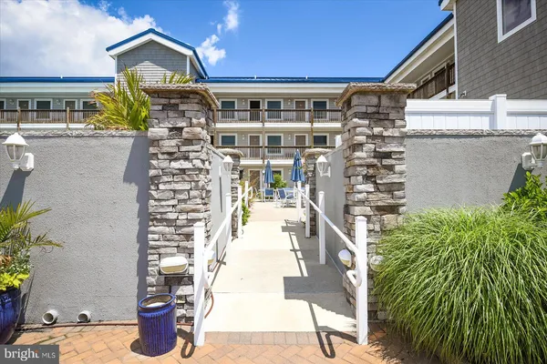 a picture of a building with a fountain