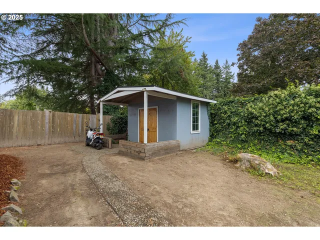 a view of a house with backyard and trees
