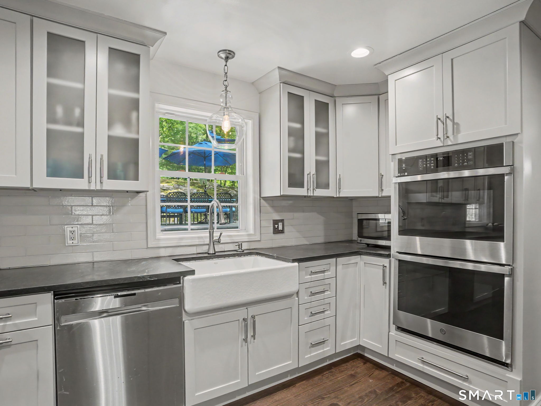 524 Nonopoge Road Fairfield, CT 06825 - Photo 4 of 34
