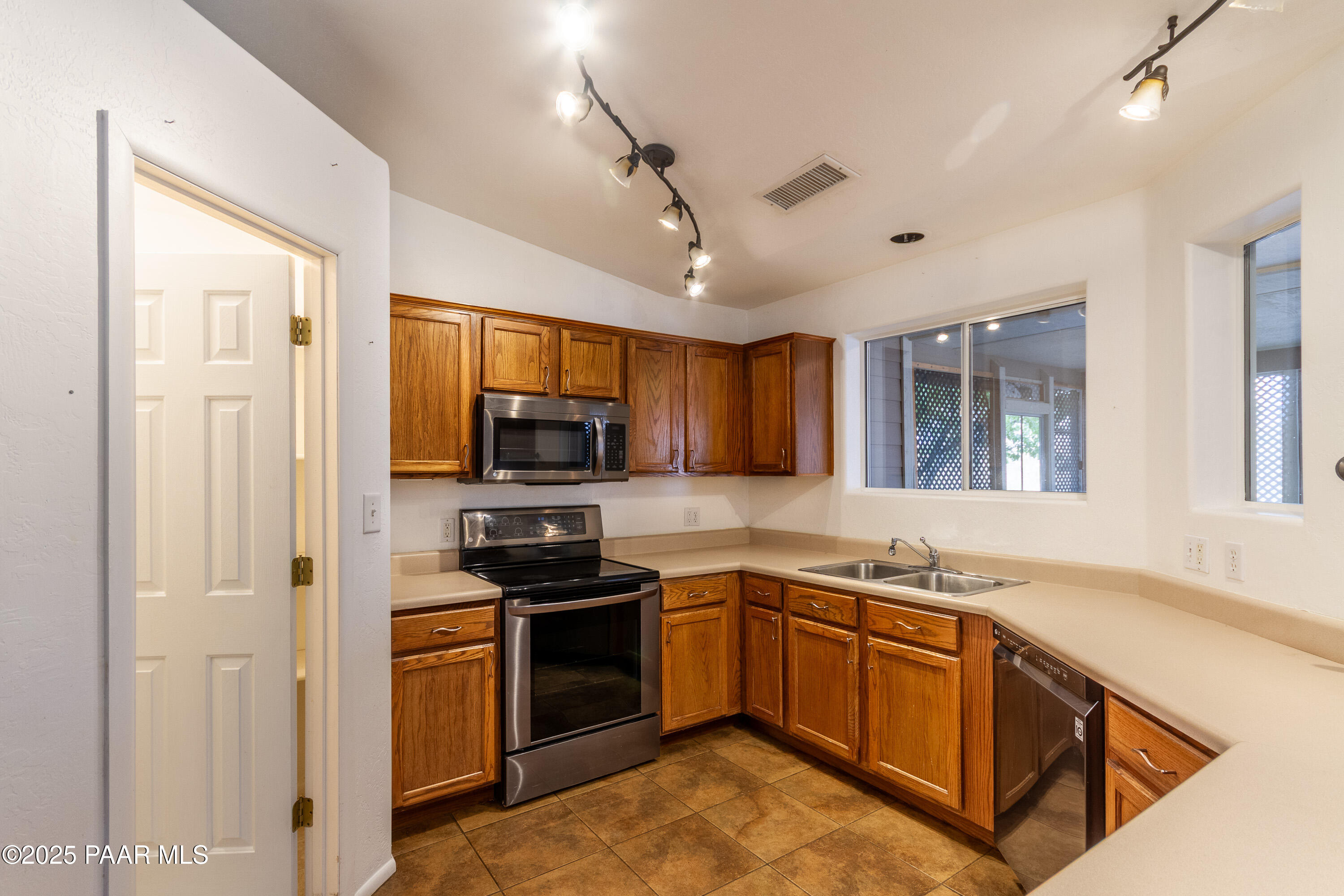 2695 West Owl Hill Road Chino Valley, AZ 86323 - Photo 27 of 47 Kitchen