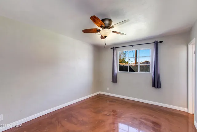 a view of empty room with window