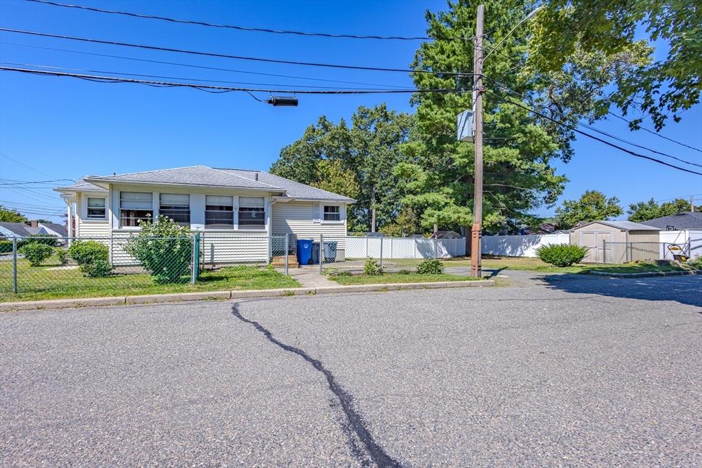 89 Hillcrest Road Waltham, MA 02451 - Photo 3 of 22