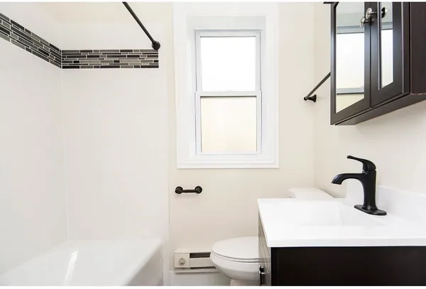 $2,845 | 3815 North Greenview Avenue, Unit 1W, Chicago, IL 60613