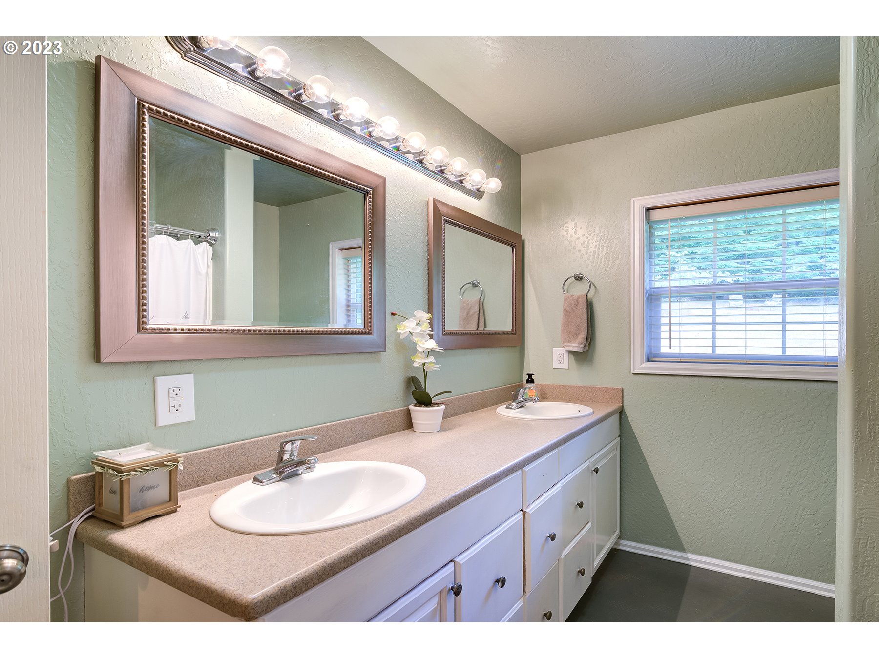 152 Broken Arrow Road Longview, WA 98632 - Photo 23 of 46 Owner's Suite Bedroom