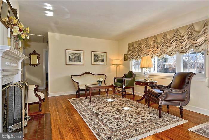 10010 Portland Place Silver Spring, MD 20901 - Photo 5 of 23 Living Room