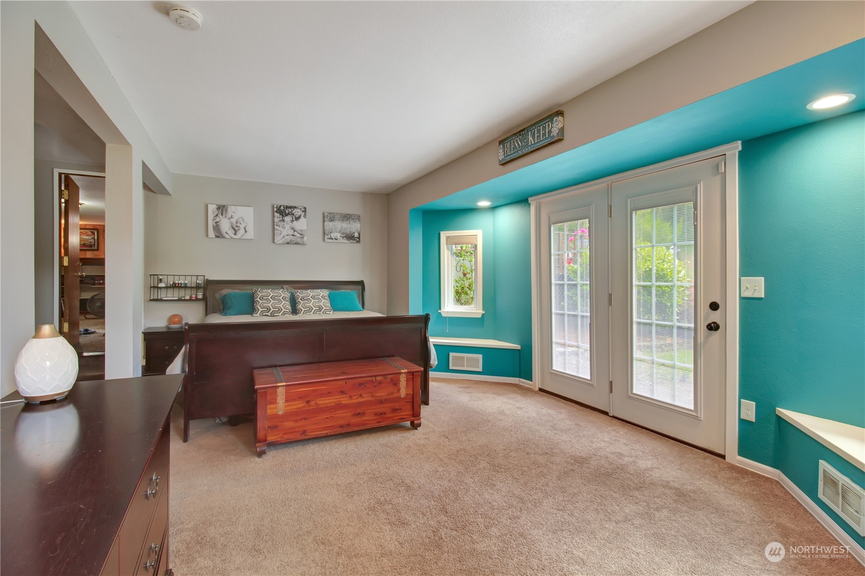 2009 South Lake Roesiger Road Snohomish, WA 98290 - Photo 23 of 39 a living room with furniture