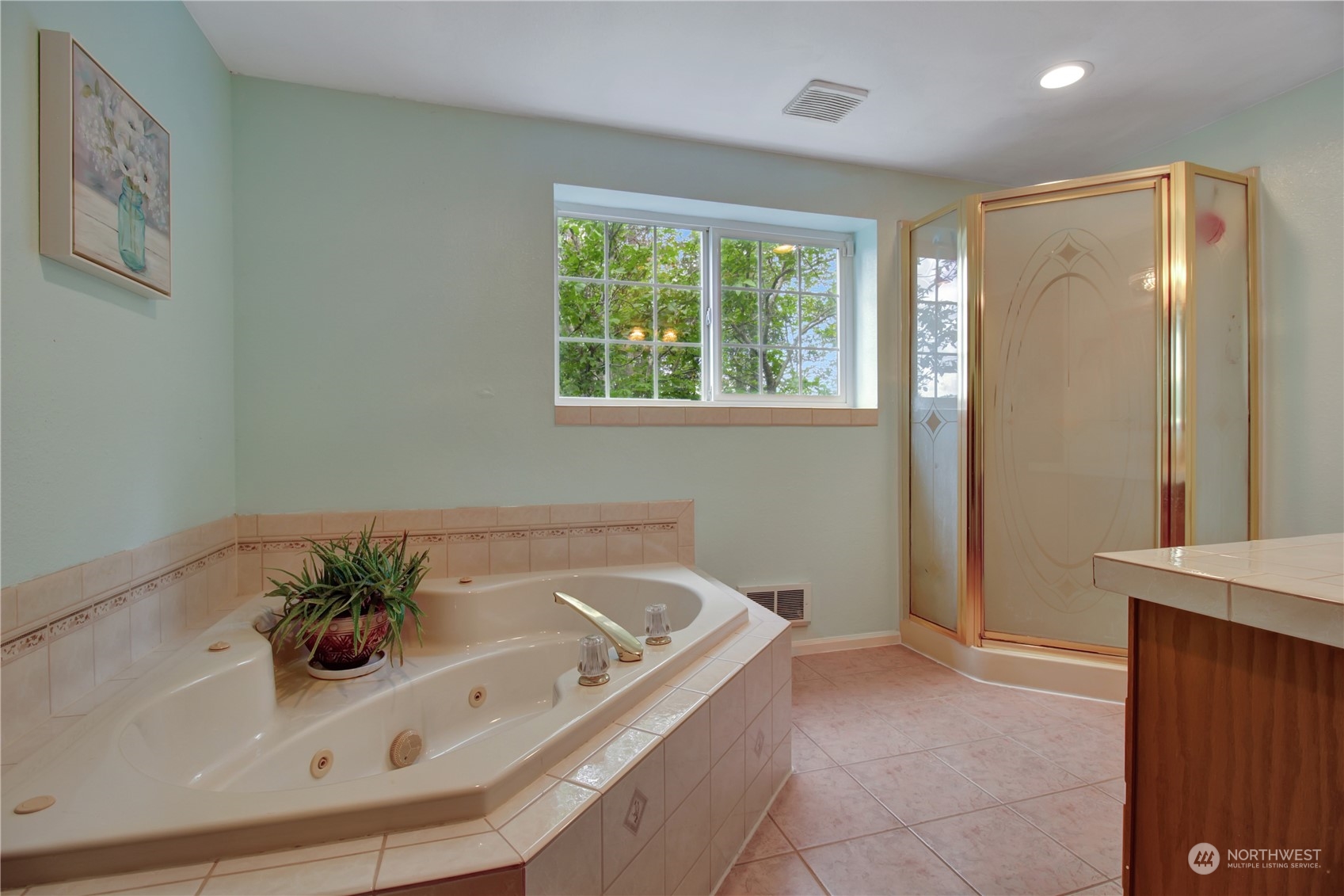 2009 South Lake Roesiger Road Snohomish, WA 98290 - Photo 25 of 39 a bath tub sitting in a bathroom next to a window