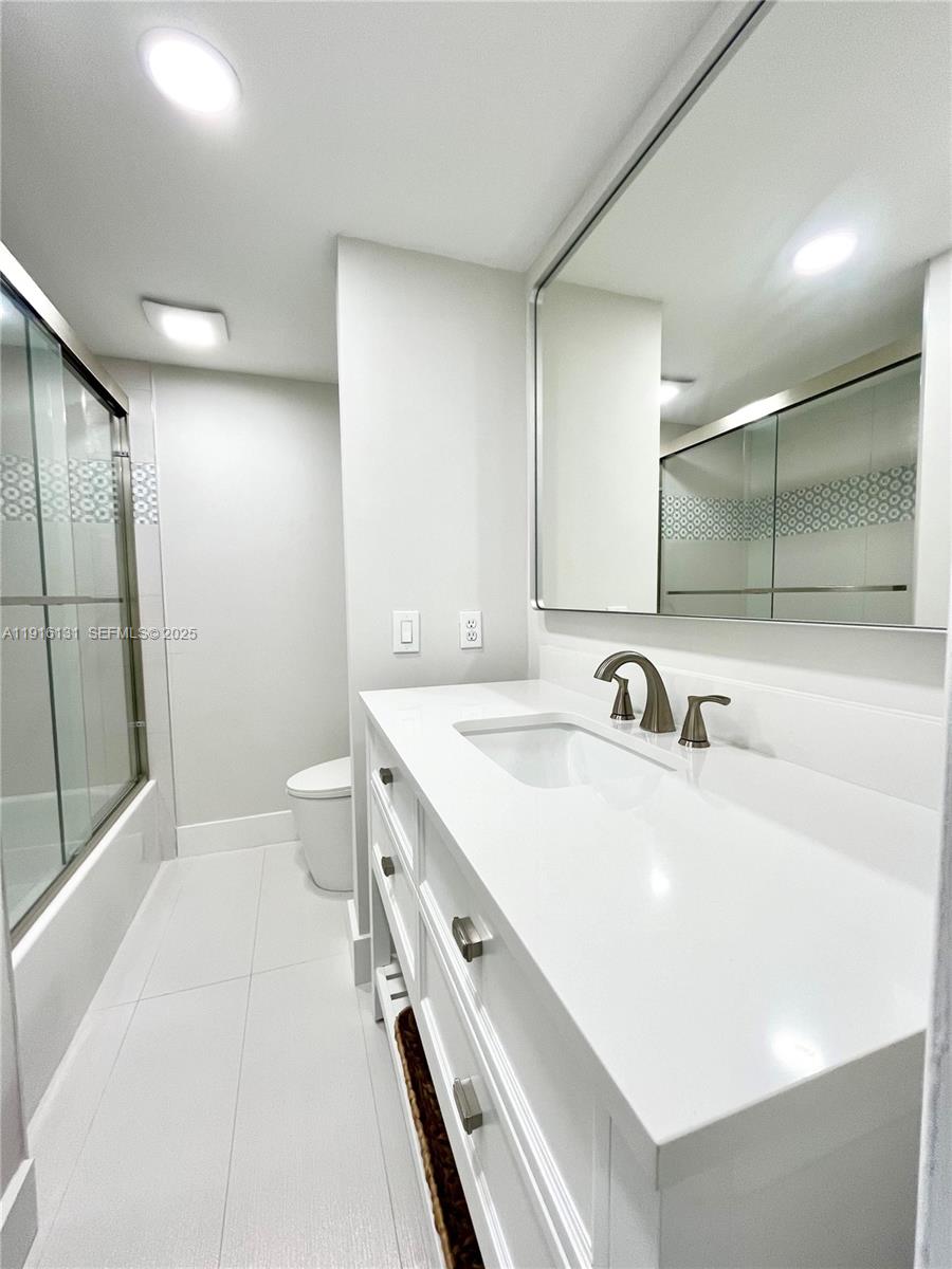 250 Northeast 20th Street, Unit 5250 Boca Raton, FL 33431 - Photo 6 of 19 a spacious bathroom with a bathtub and a sink