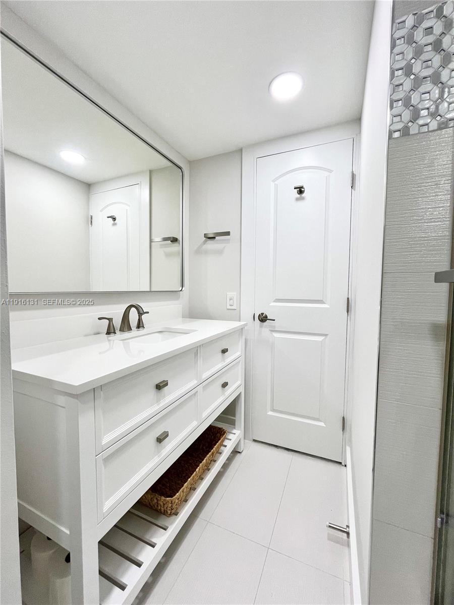 250 Northeast 20th Street, Unit 5250 Boca Raton, FL 33431 - Photo 7 of 19 a spacious bathroom with a double vanity sink a mirror and a bathtub