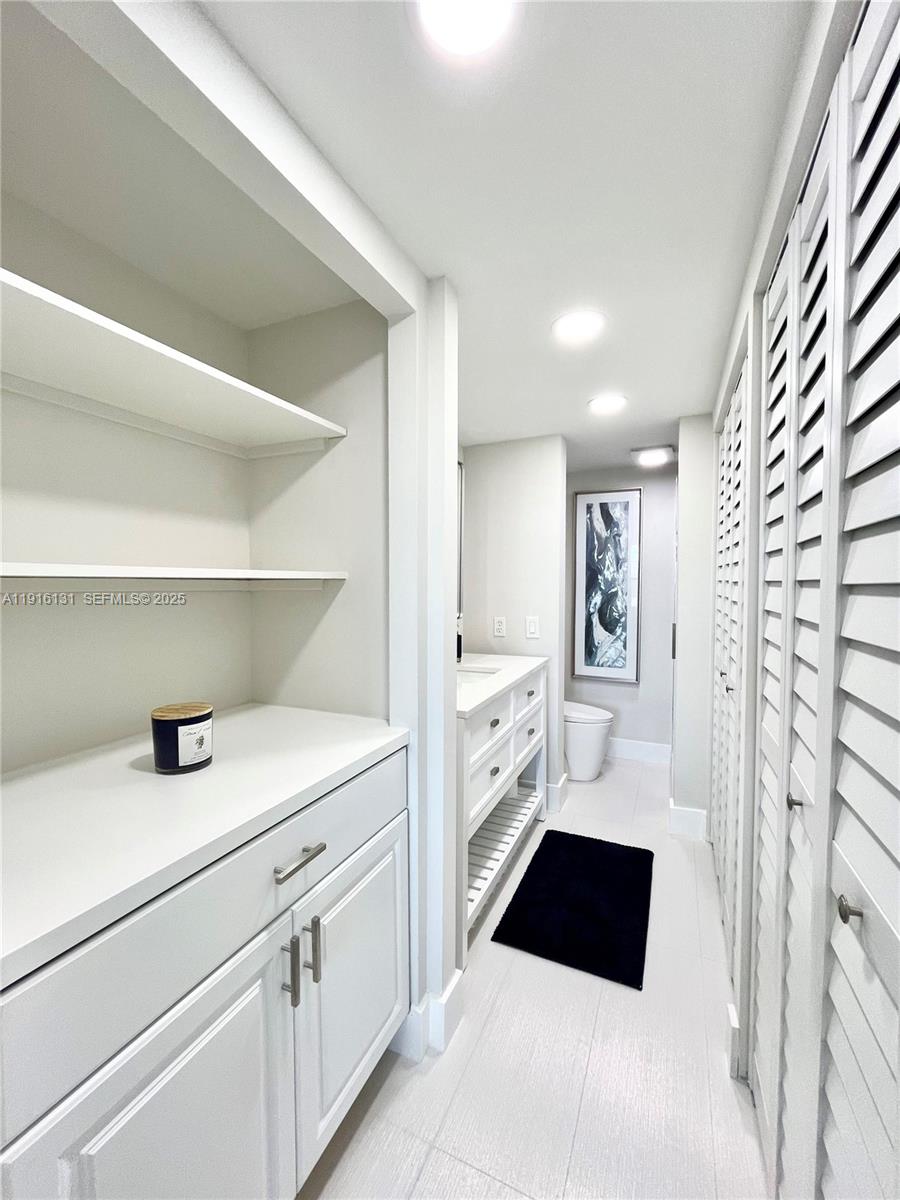 250 Northeast 20th Street, Unit 5250 Boca Raton, FL 33431 - Photo 10 of 19 a walk in closet with view of bathroom