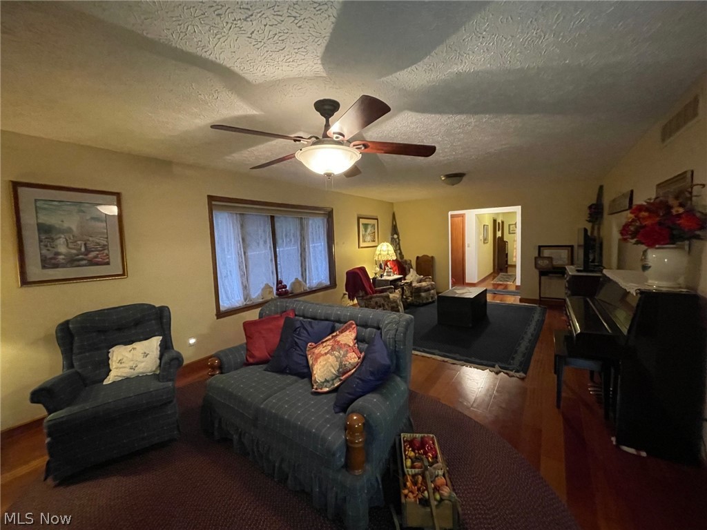 458 Cross Road Belpre, OH 45714 - Photo 17 of 34 Living Room