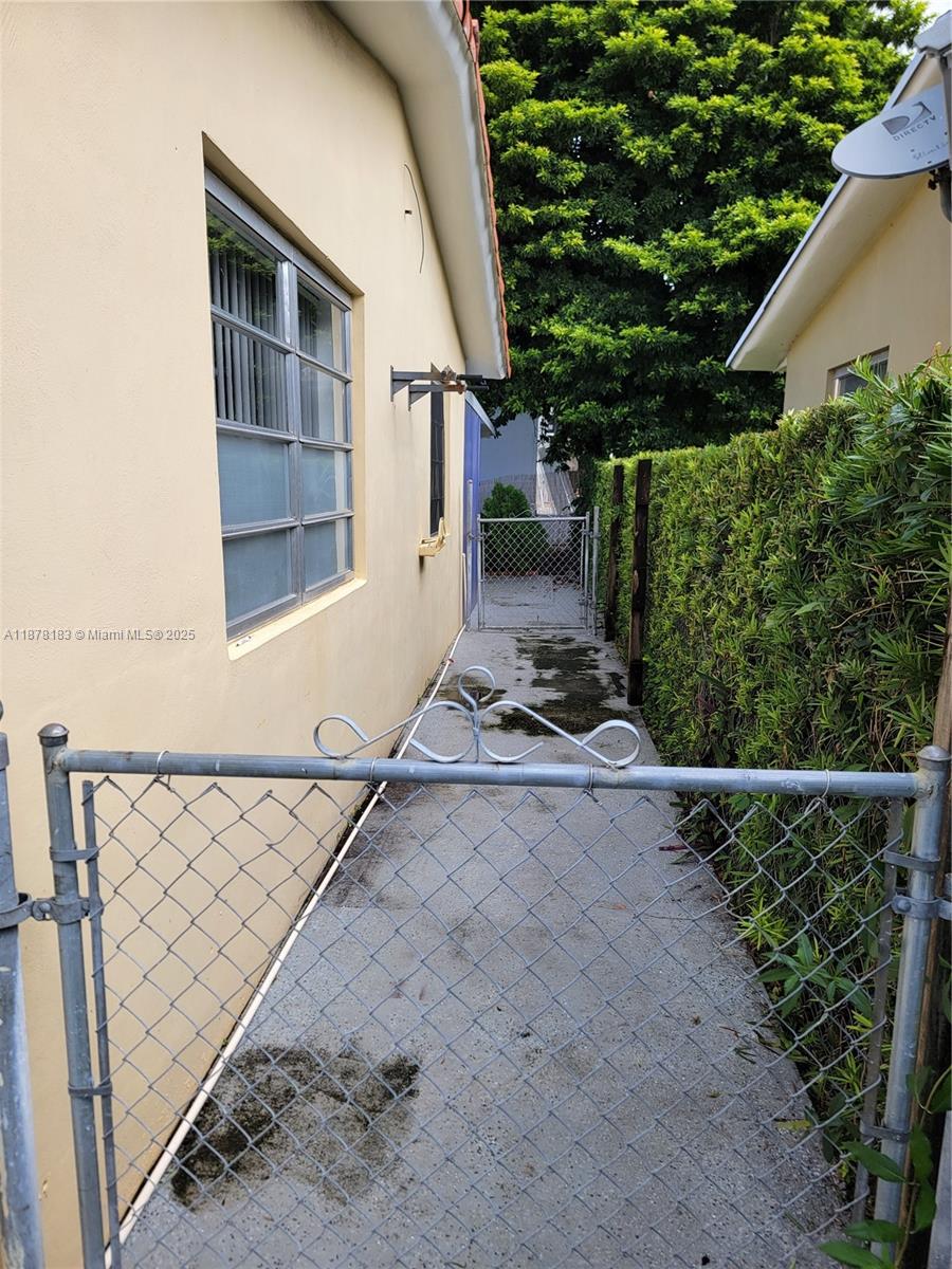 3375 Southwest 28th Street, Unit 3375 Miami, FL 33133 - Photo 19 of 20 a backyard of a house with lots of green space