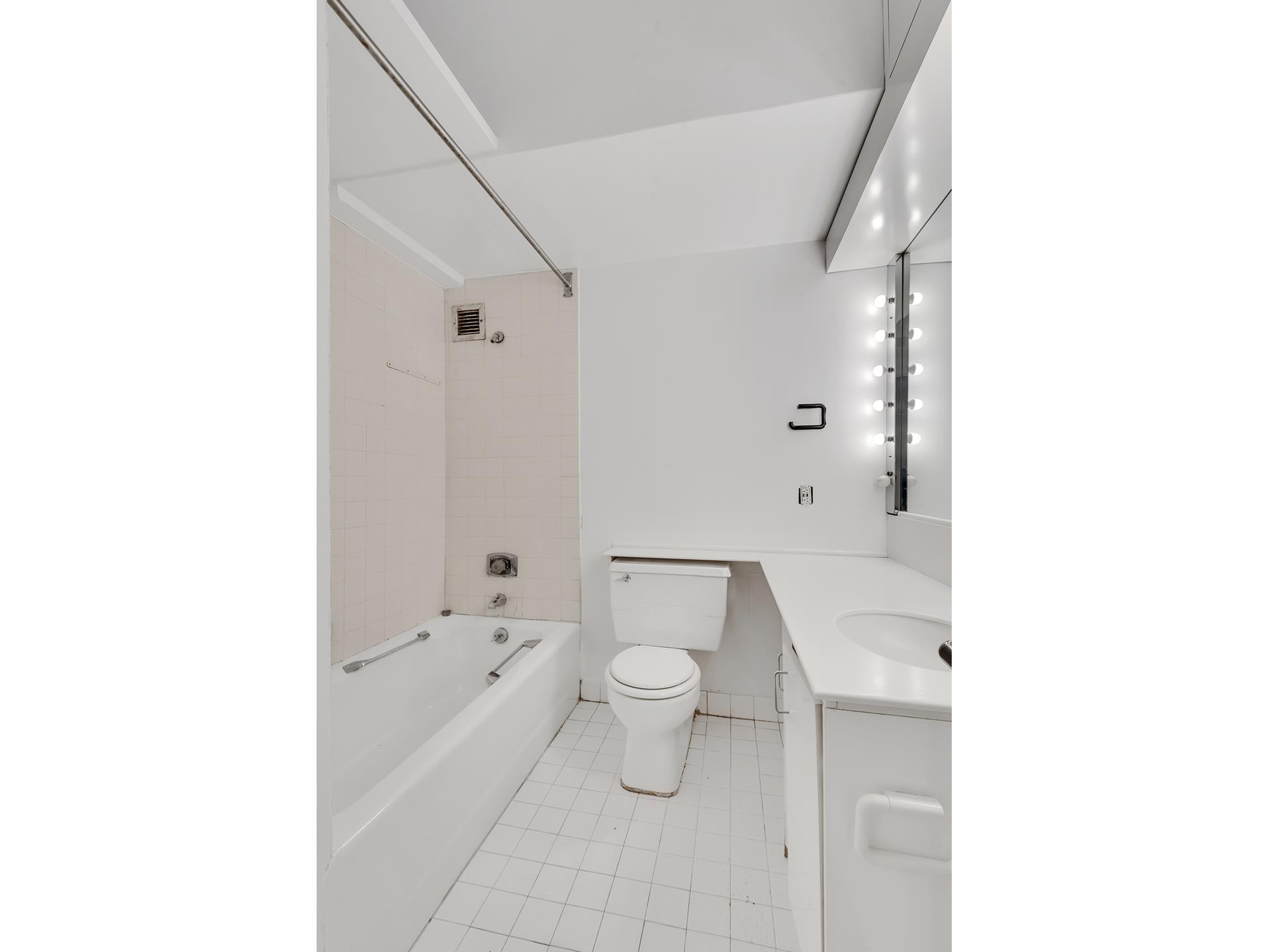 135 West 70th Street, Unit 1C Manhattan, NY 10023 - Photo 9 of 20