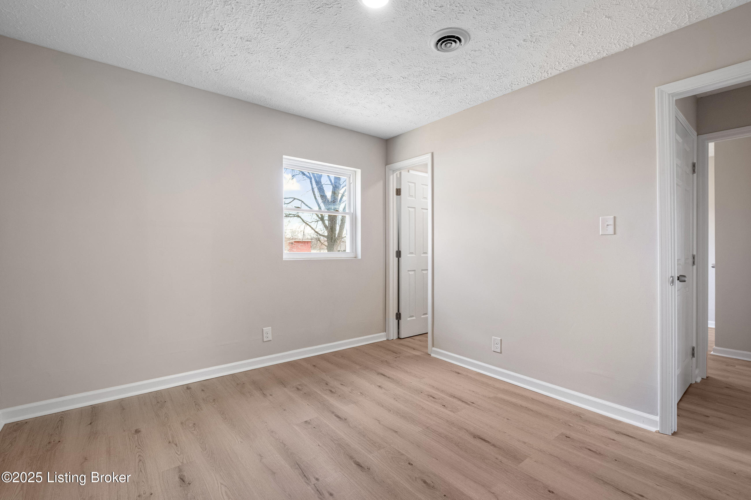 10371 Lower River Road Louisville, KY 40272 - Photo 9 of 21 10371lowerriver_lrem_031