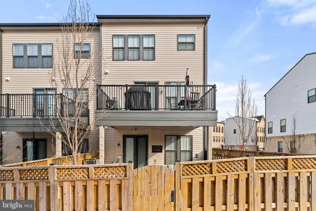 $900,000 | 23043 Sullivans Cove Square, Brambleton, VA 20148