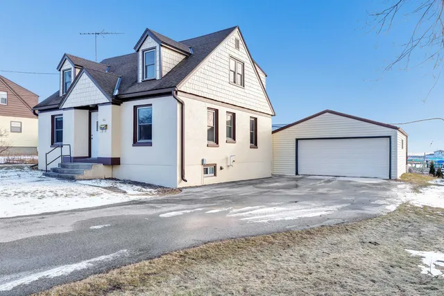 $215,000 | 94 East North Water Street, Algoma, WI 54201