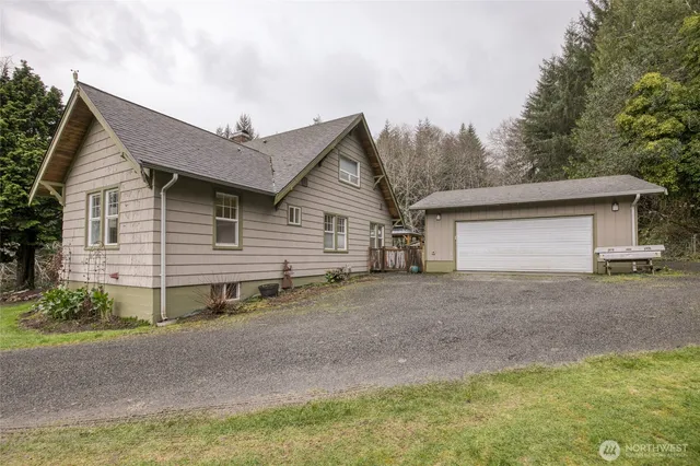 a view of a house with backyard and trees