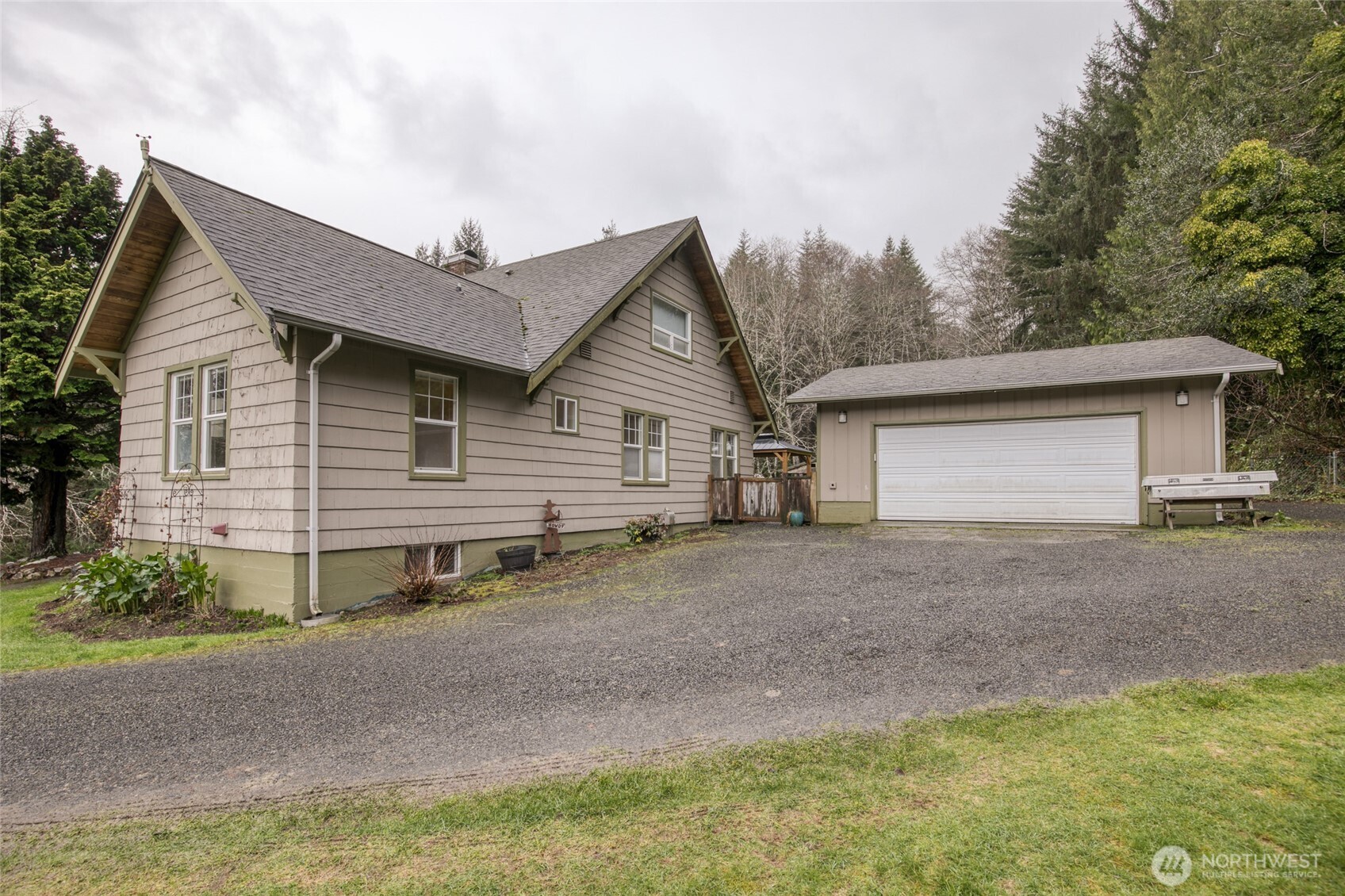 a view of a house with backyard and trees