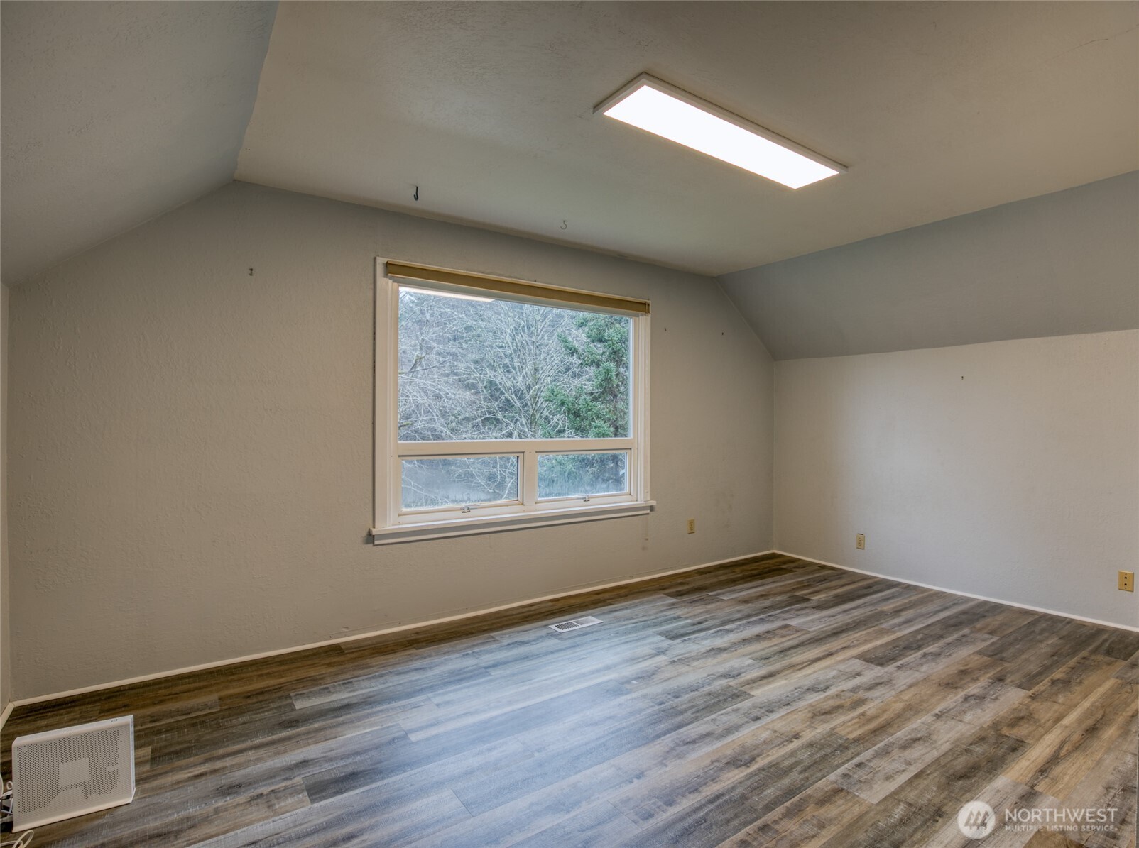 3321 Wishkah Road Aberdeen, WA 98520 - Photo 15 of 40 an empty room with wooden floor and windows