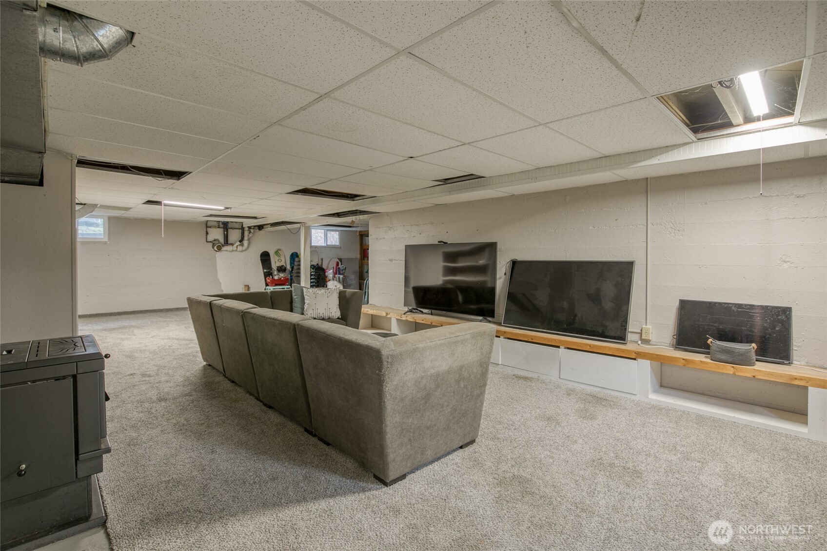 3321 Wishkah Road Aberdeen, WA 98520 - Photo 23 of 40 a living room with furniture and a flat screen tv