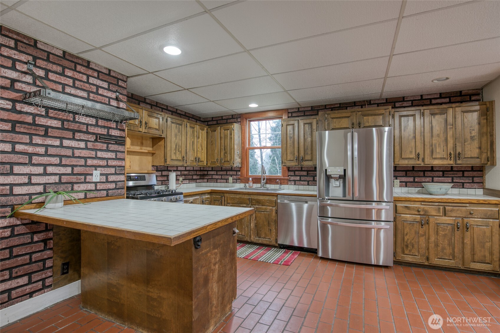 3321 Wishkah Road Aberdeen, WA 98520 - Photo 10 of 40 a kitchen with stainless steel appliances granite countertop a stove a sink dishwasher and a refrigerator with wooden floor