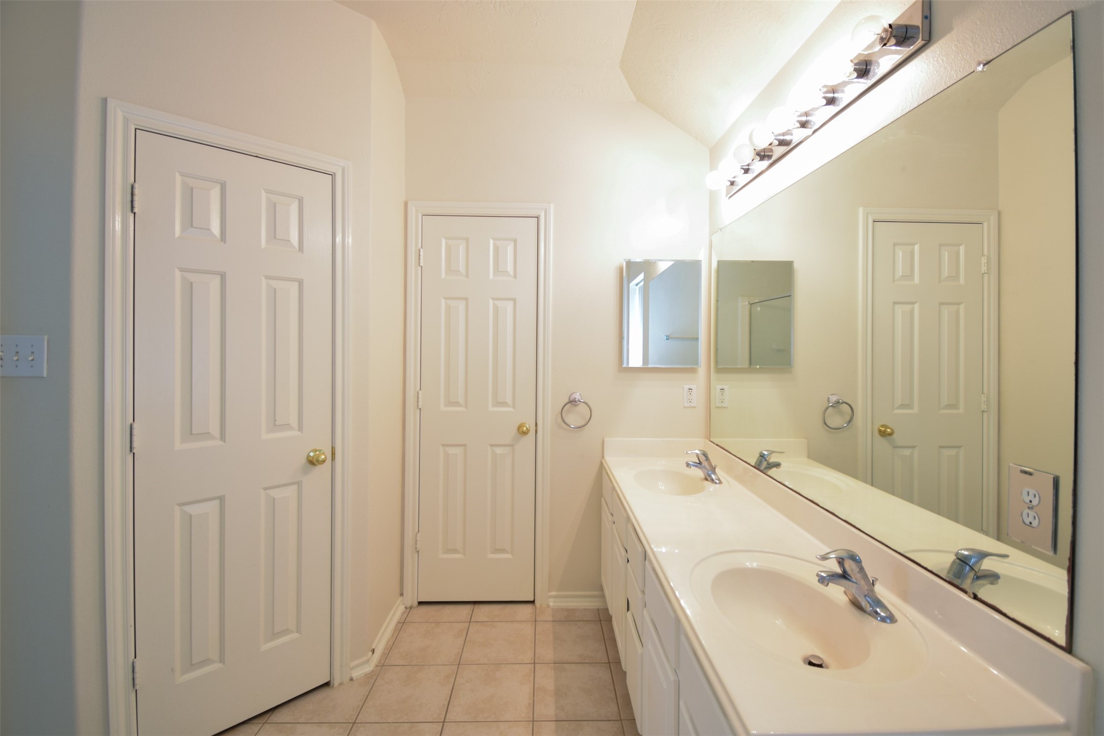 21315 Pepperberry Trail Spring, TX 77388 - Photo 11 of 21 a bathroom with a tub a sink and mirror