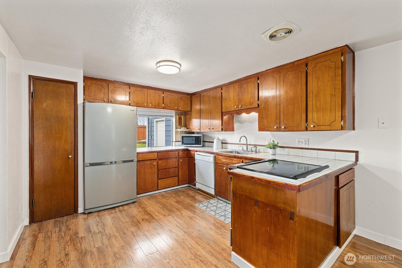 12067 Renton Avenue South Seattle, WA 98178 - Photo 8 of 34