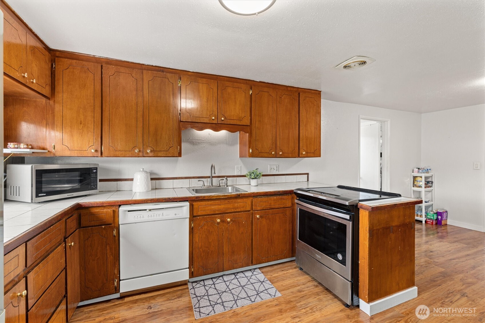12067 Renton Avenue South Seattle, WA 98178 - Photo 9 of 34