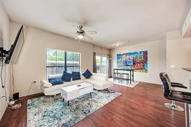 $2,495 | 5117 North Lamar Boulevard, Unit 102, Austin, TX 78751