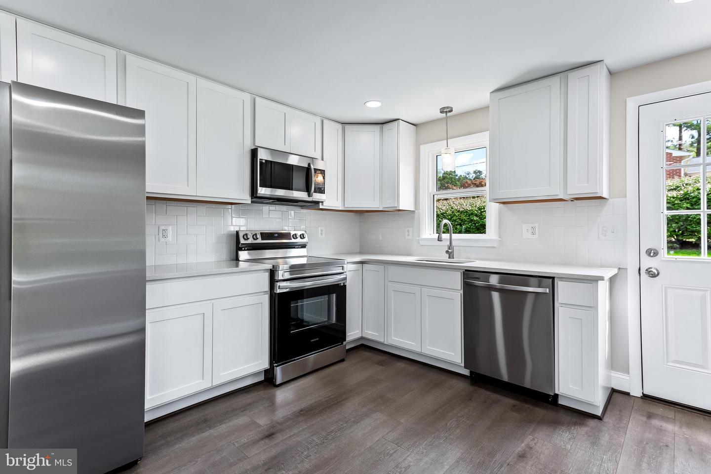 105 Warfieldsburg Road Westminster, MD 21157 - Photo 8 of 34 Modern kitchen with sleek finishes main level