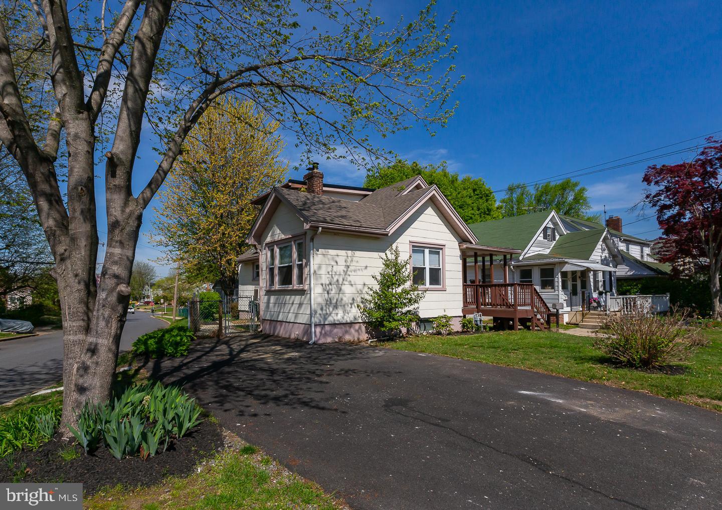 20 West Forestview Road Brookhaven, PA 19015 - Photo 3 of 34 a front view of a house with a garden