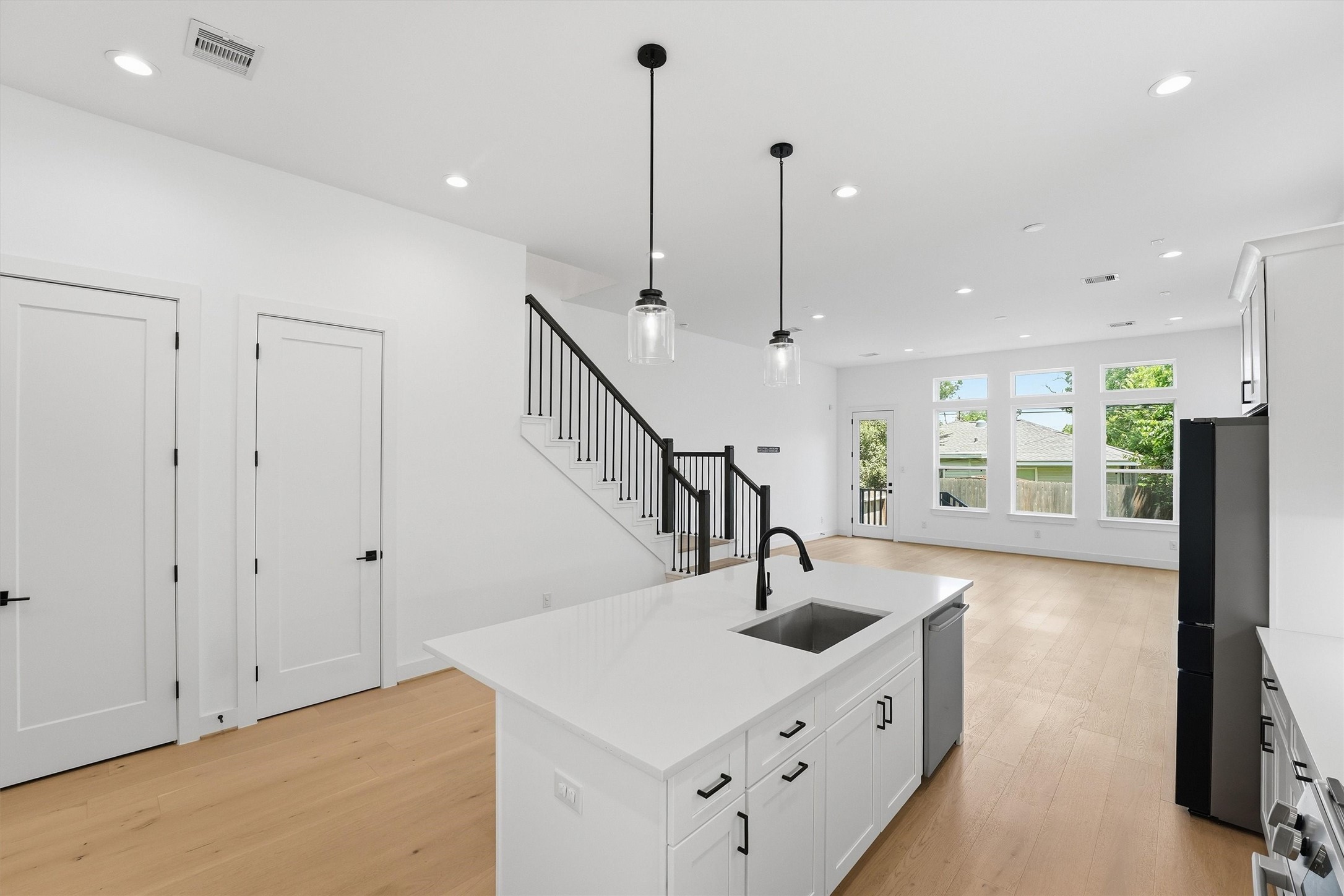 5004 Darling Street Houston, TX 77007 - Photo 11 of 41 Featuring Bosch stainless steel appliances.