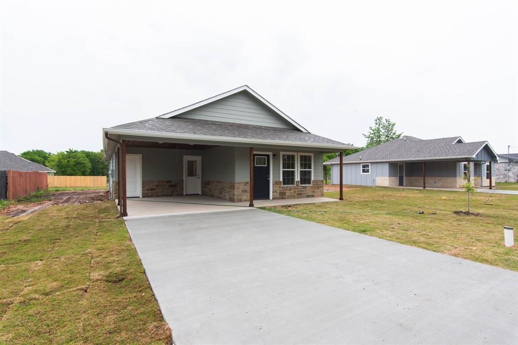 400 Allen Avenue Bonham, TX 75418 - Photo 3 of 14 a front view of a house with a yard