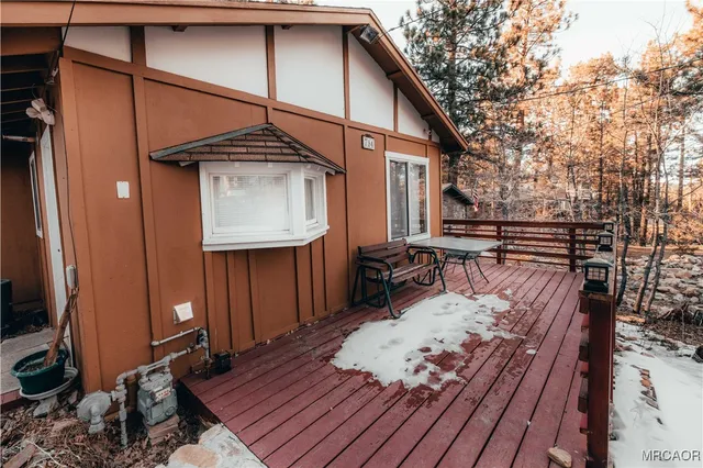 a view of entryway with a front door