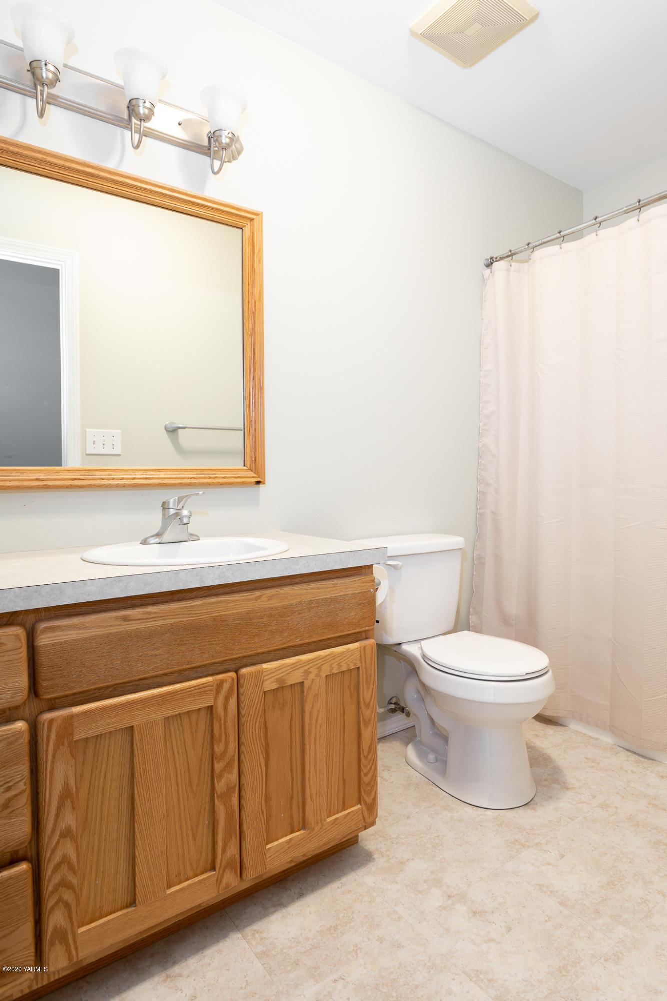 12100 Rutherford Road Yakima, WA 98903 - Photo 27 of 36 a bathroom with a toilet a sink and a mirror
